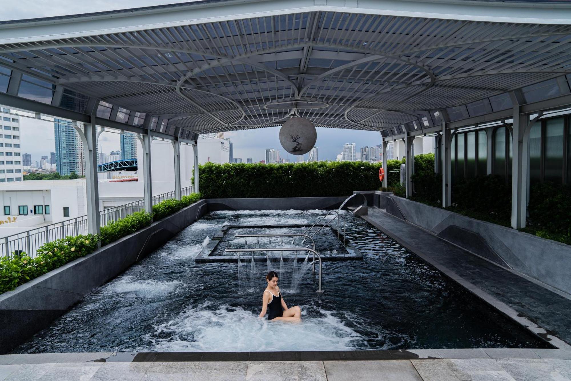 The Salil Hotel Riverside Bangkok Exteriér fotografie The rooftop pool at The Standard, Bangkok Sukhumvit