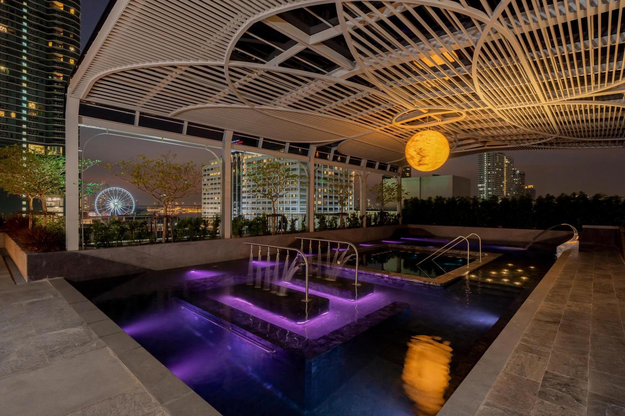 The Salil Hotel Riverside Bangkok Exteriér fotografie The rooftop pool at the hotel