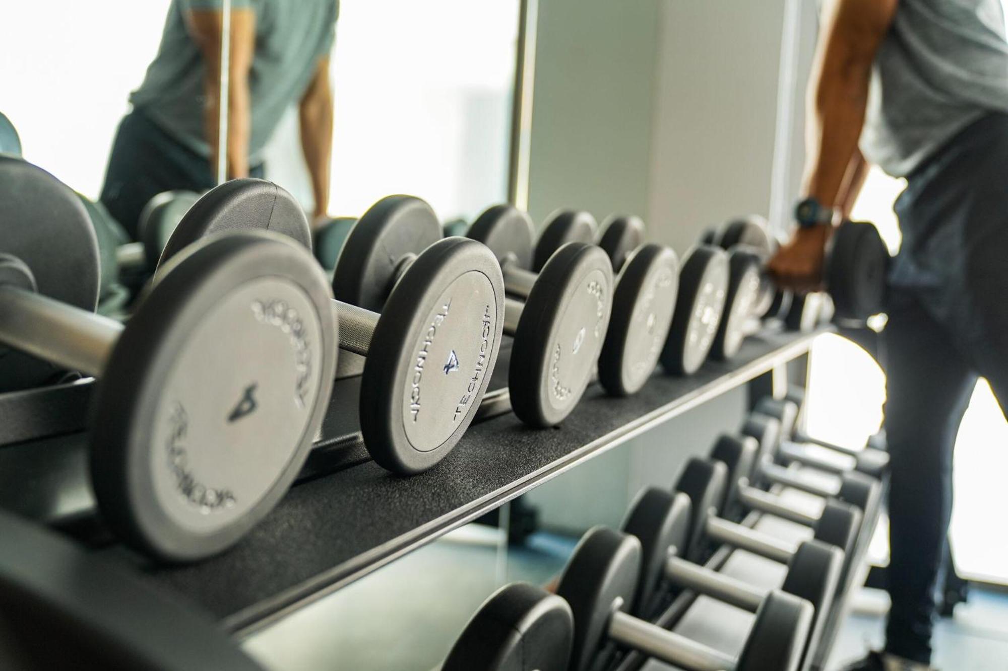 The Salil Hotel Riverside Bangkok Exteriér fotografie Dumbbells on a rack