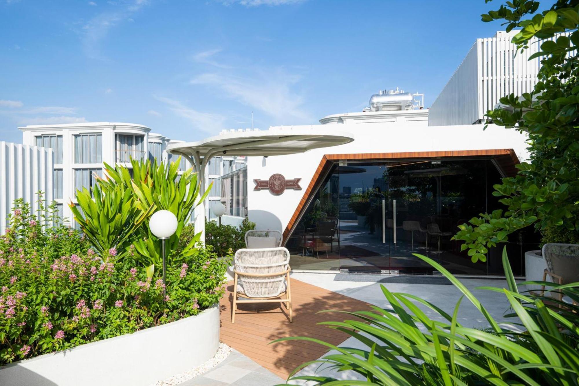 The Salil Hotel Riverside Bangkok Exteriér fotografie The Deck