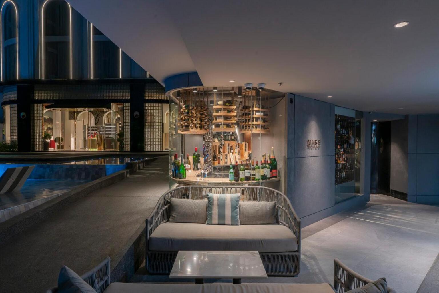 The Salil Hotel Riverside Bangkok Exteriér fotografie The bar at the 101 bar