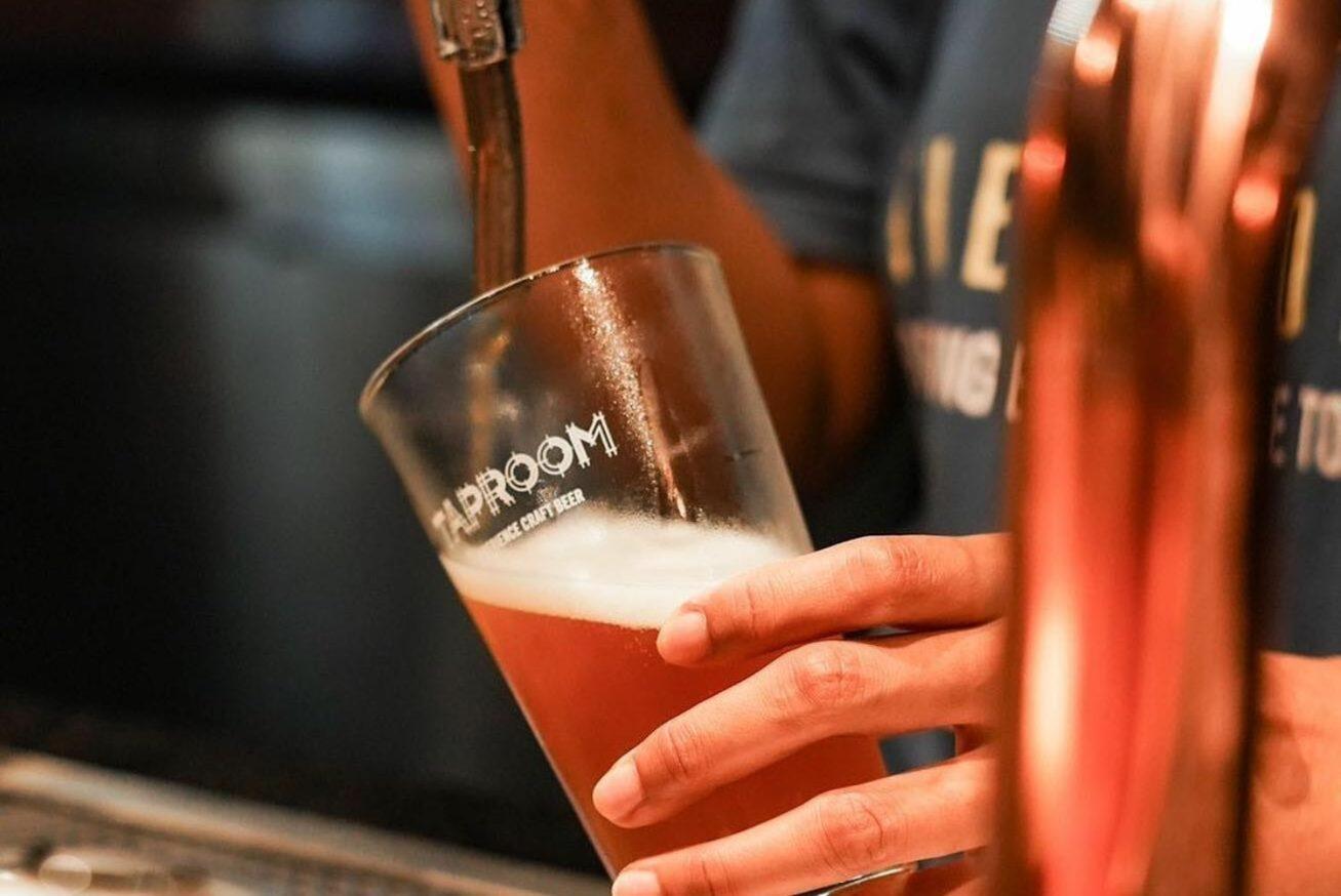The Salil Hotel Riverside Bangkok Exteriér fotografie Beer being poured