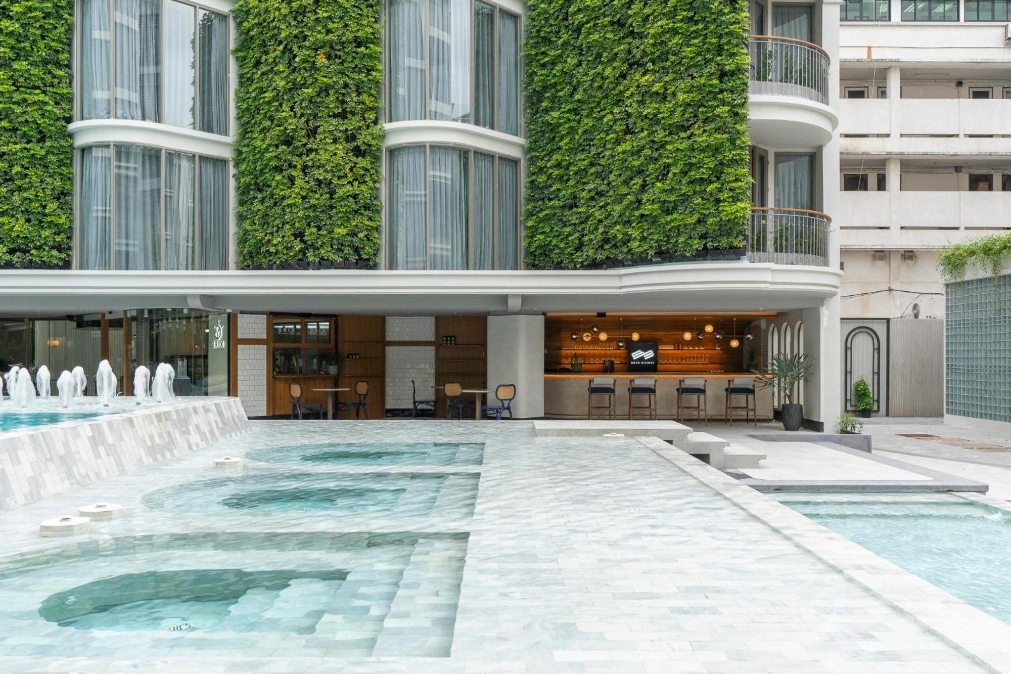 The Salil Hotel Riverside Bangkok Exteriér fotografie The hotel's pool