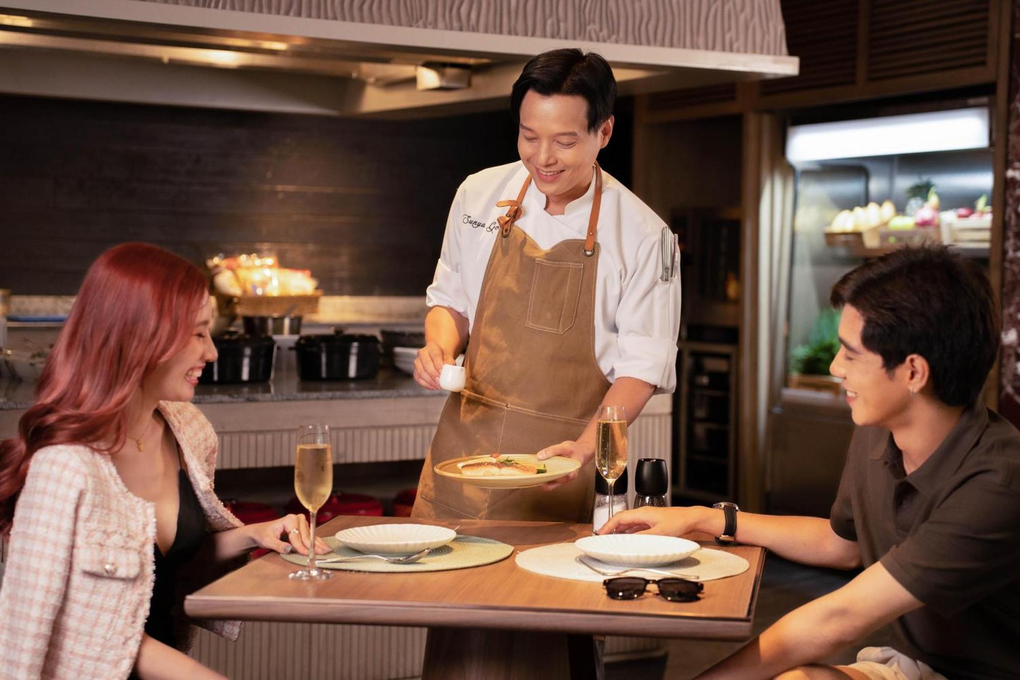 The Salil Hotel Riverside Bangkok Exteriér fotografie Chef preparing food for guests