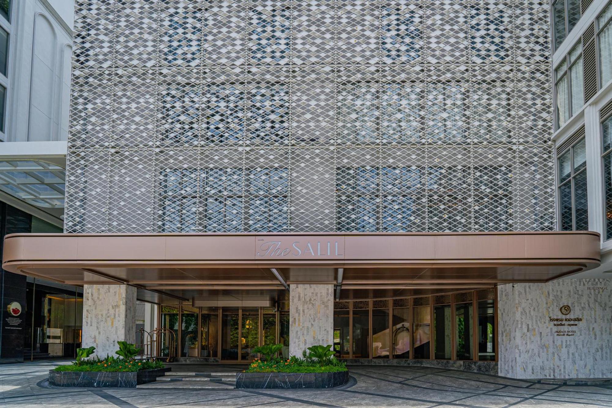The Salil Hotel Riverside Bangkok Exteriér fotografie Entrance of the hotel