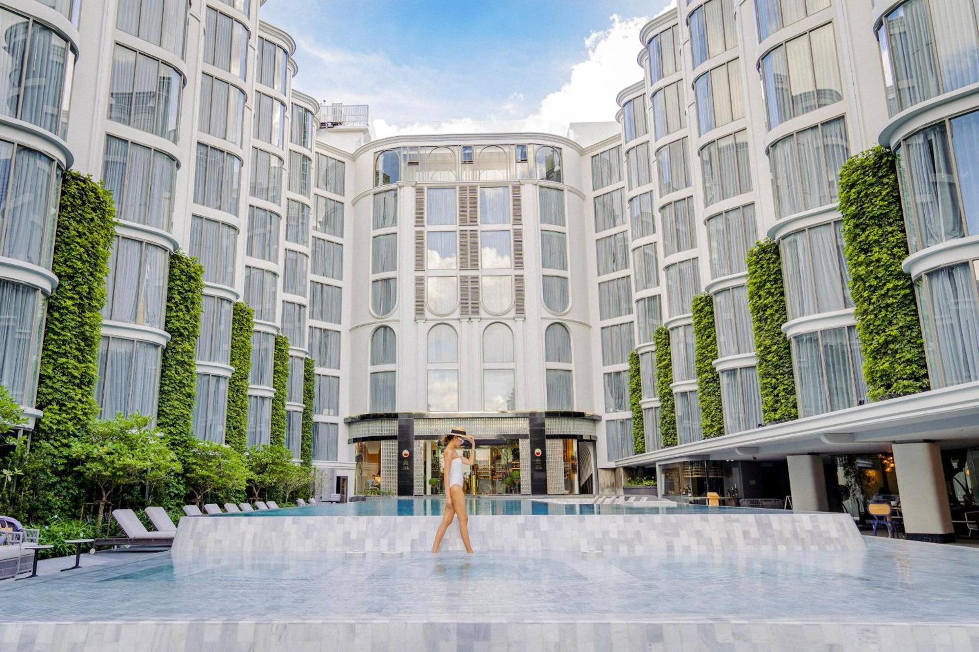 The Salil Hotel Riverside Bangkok Exteriér fotografie The hotel's courtyard